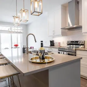 Luxury 3 Bdr Townhouse /garage Apartment