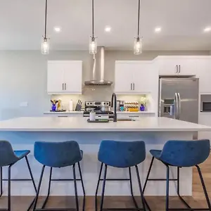 Modern 3bdr 3 Bath, Garage, Backyard, Theater Apartment