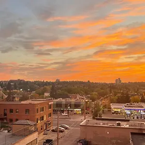 Cosy Place In Downtown With Free Parking - Self Entrance Homestay Calgary
