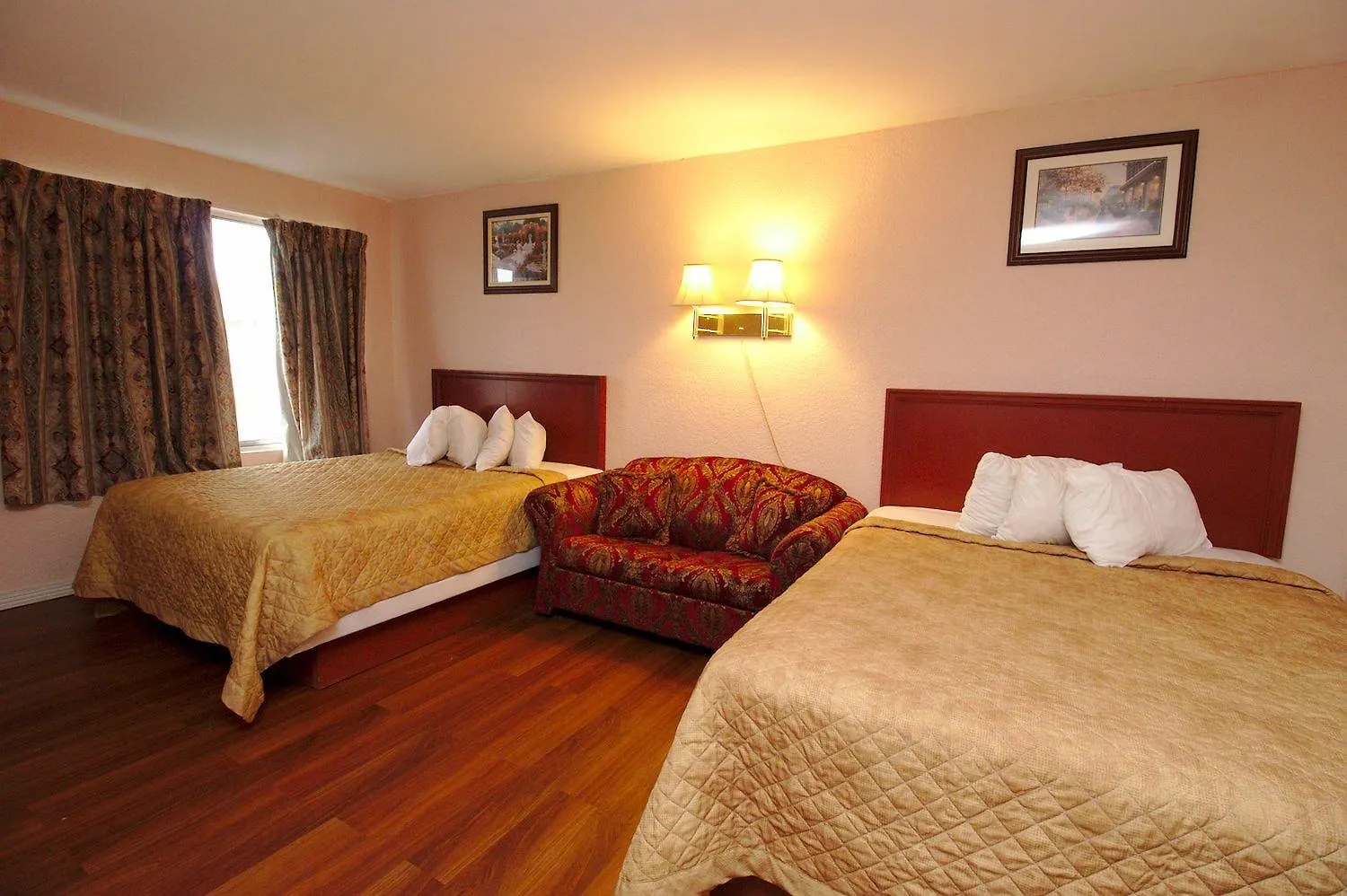 Niagara Lodge & Suites Hotel
