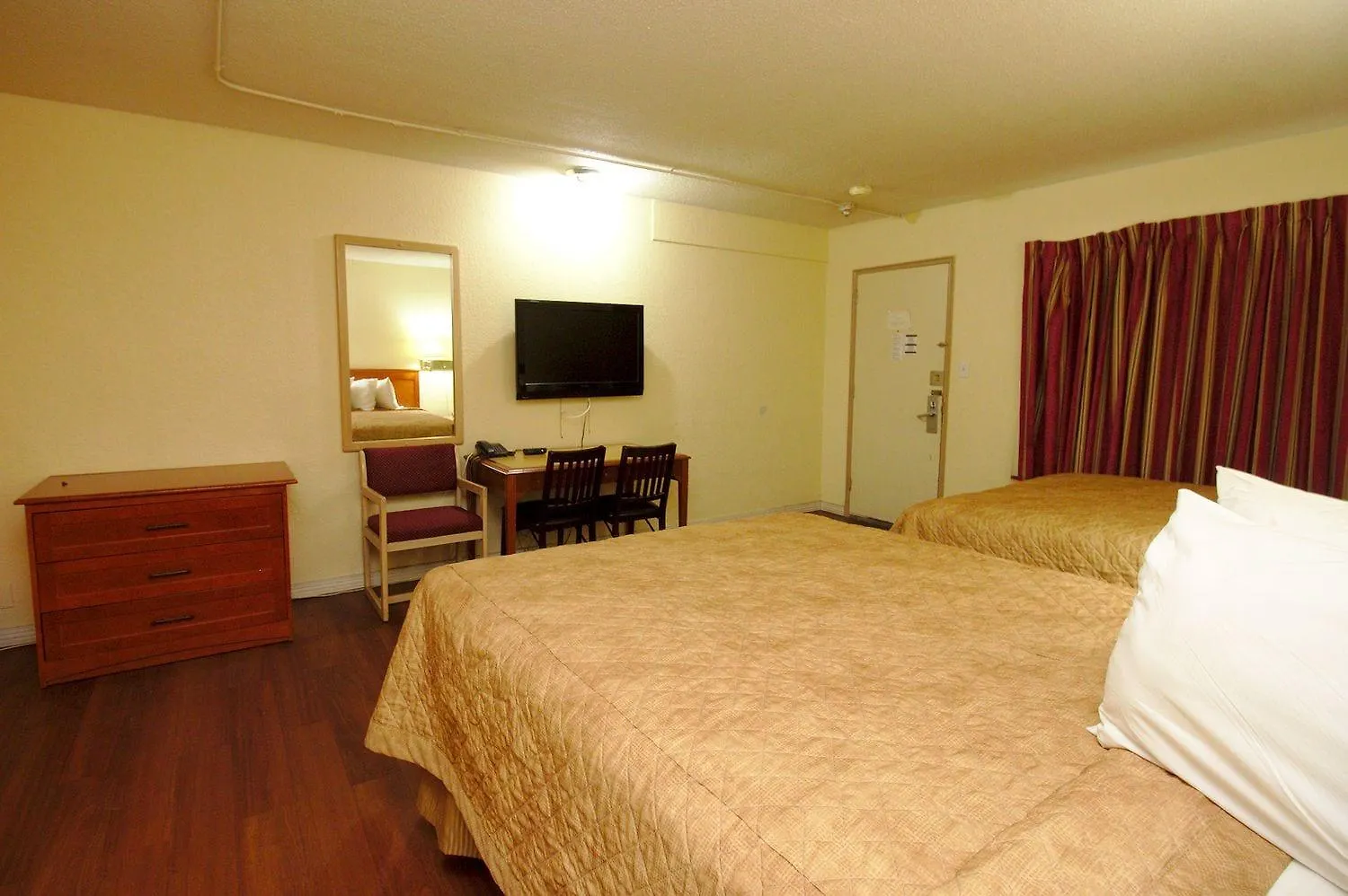 Niagara Lodge & Suites